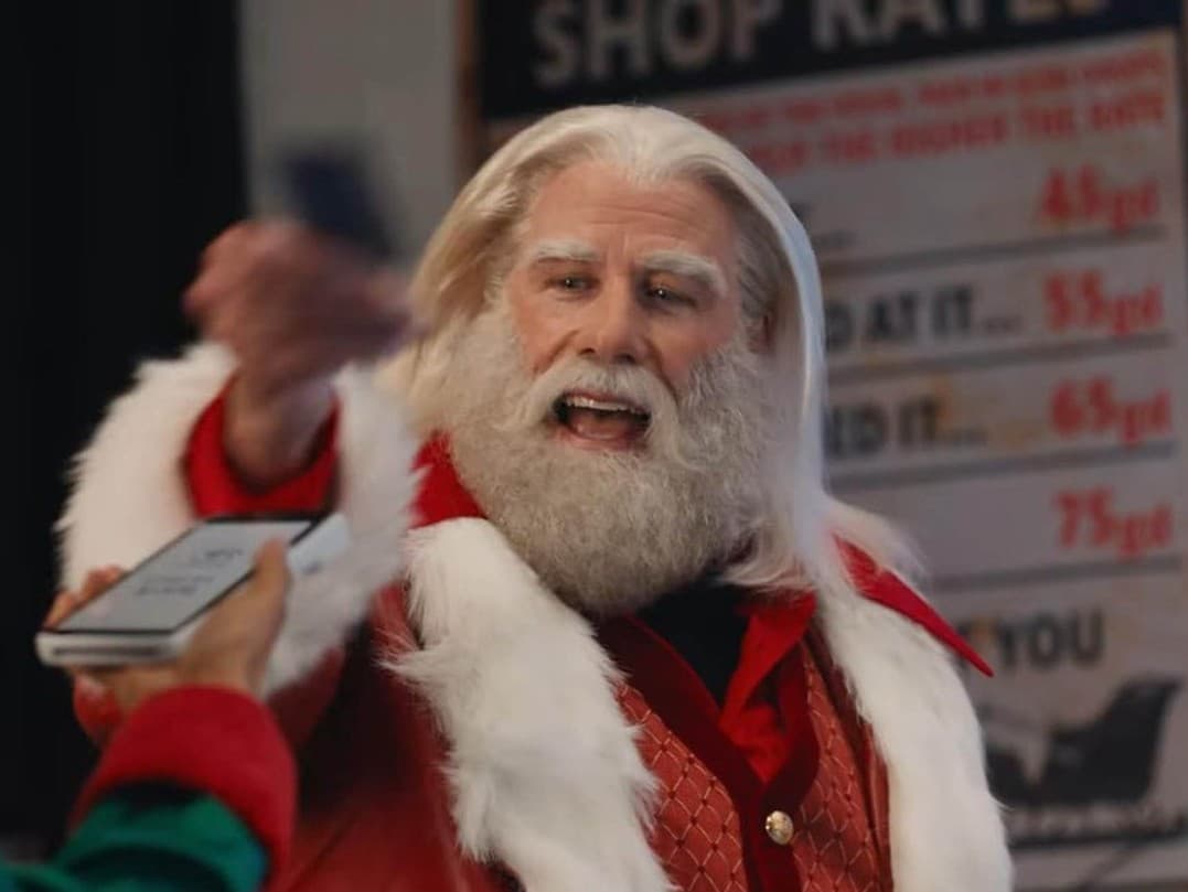 John Travolta sa premenil na Santa Clausa v novom reklamném spote
