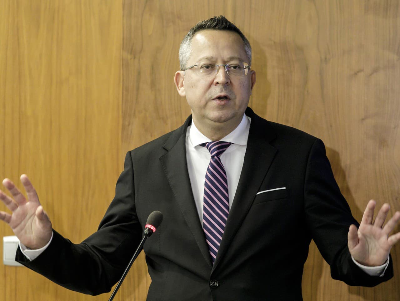 Fiasko ministra Kamenického: Porovnávač cien skolaboval v priamom prenose