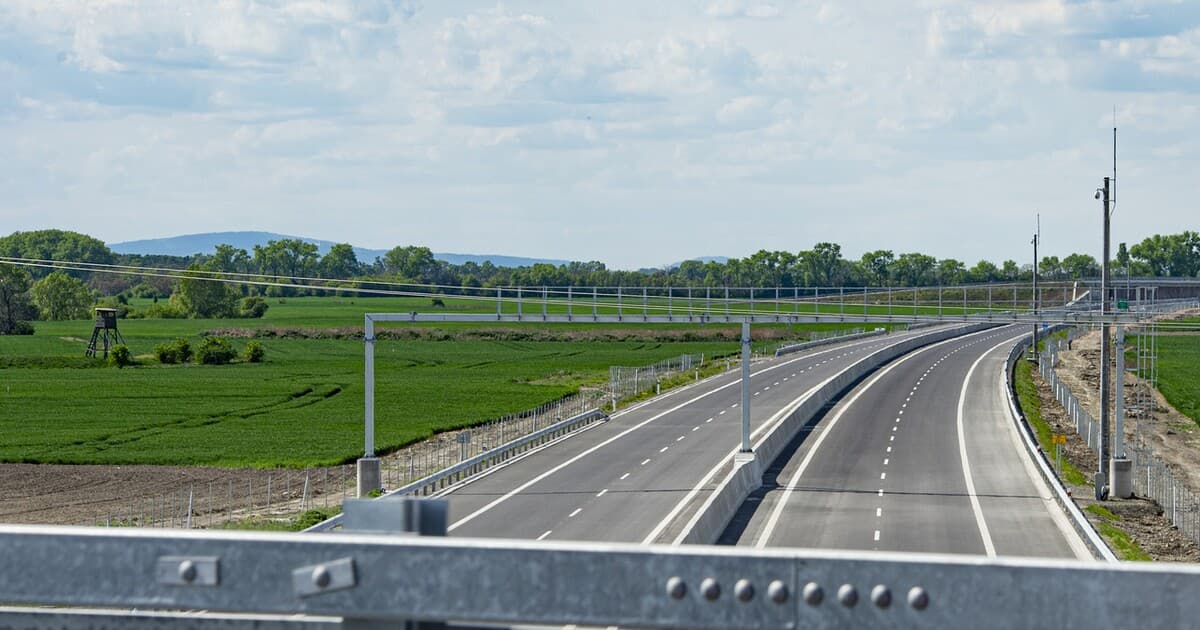 NDS upozorňuje motoristov na zvýšený pohyb ťažkej techniky na D2