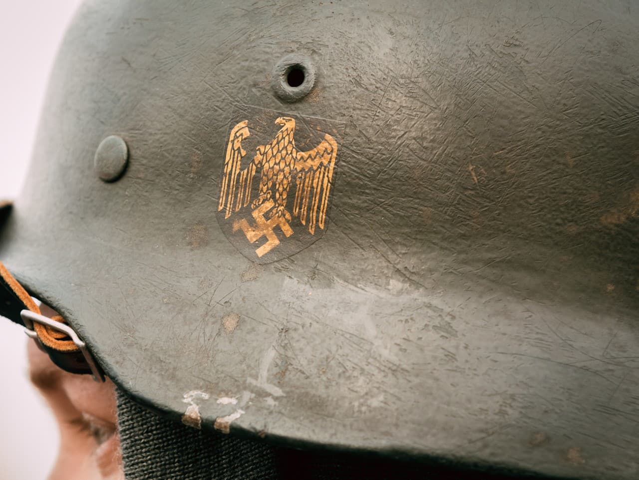 Minister Košarac poslal Schmidta nacistickú prilbu a žiada jeho odchod