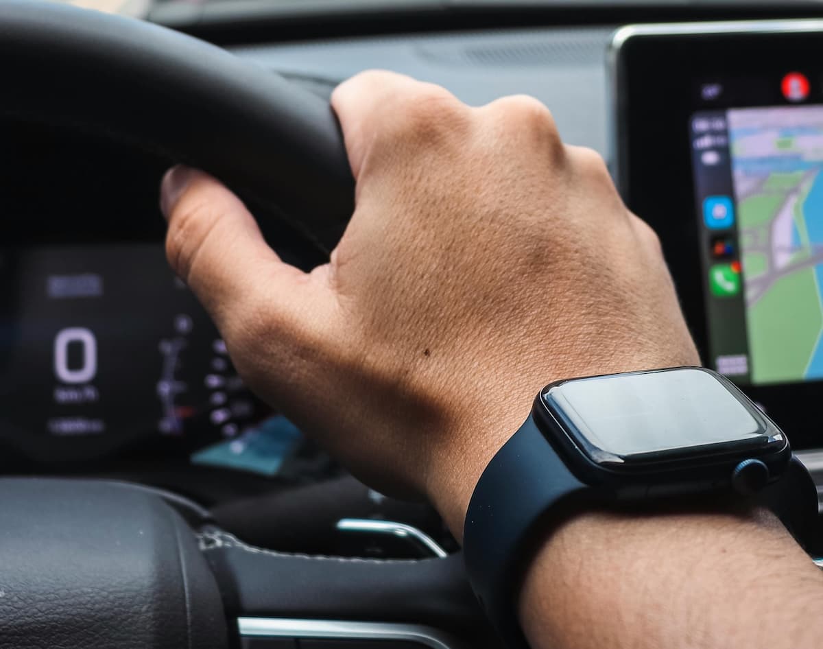 Používanie smart hodiniek za volantom: Pozor na pokuty!