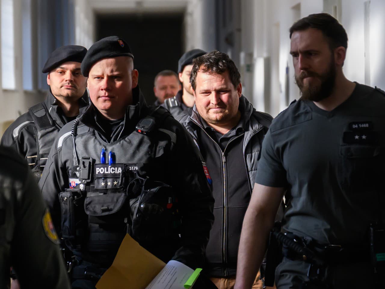 Rozhodnutie o väzbe policajtov v kauze Kajúcnik padne dnes večer