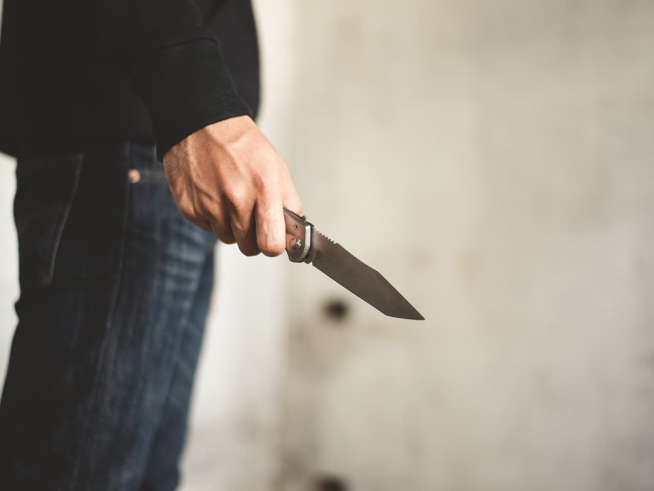 Muž z Kežmarku sa vyhrážal blízkym nožom, polícia zasiahla