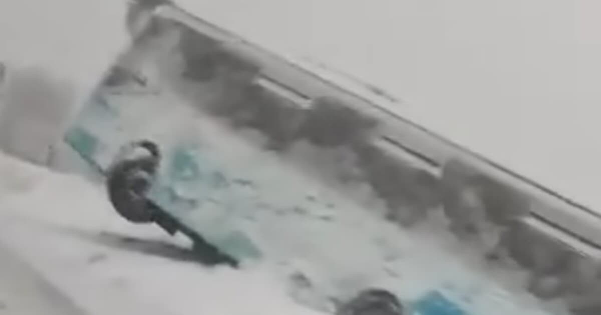 Vážny dopravný incident pri Ružomberku: Autobus havaroval