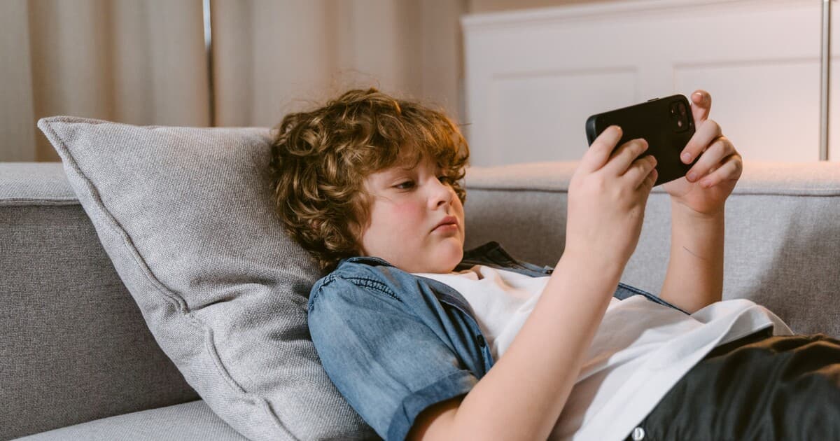 Francúzsko schválilo zákaz sociálnych sietí pre deti do 15 rokov