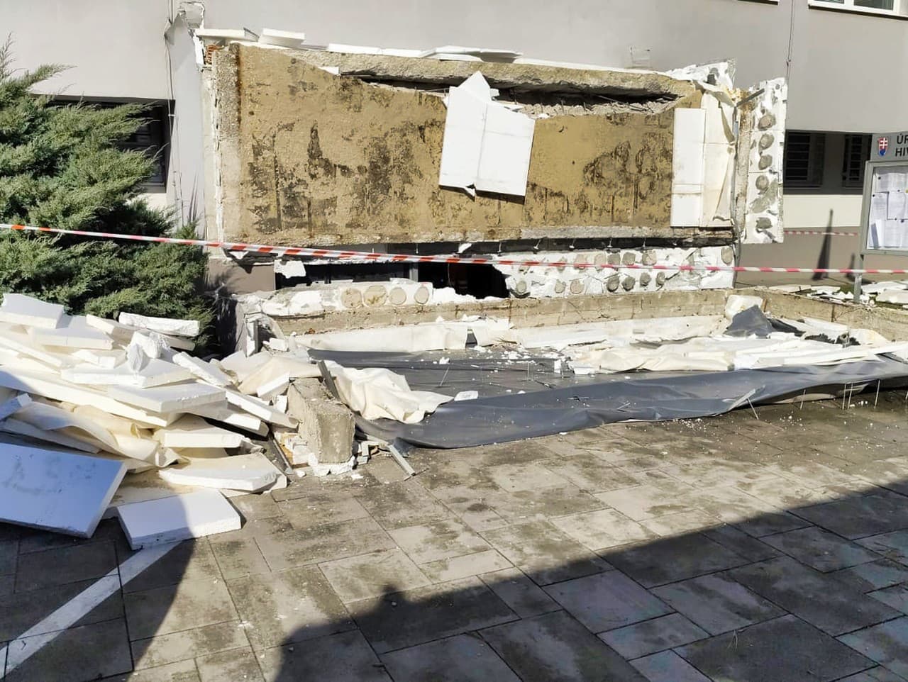Tragédia v Komárne: Pád strechy zabil 51-ročného muža