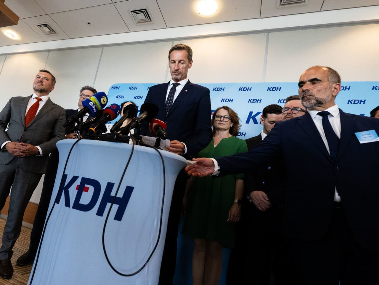 KDH kritizuje neotvorený výbor, petičiari o rokovaní nevedeli