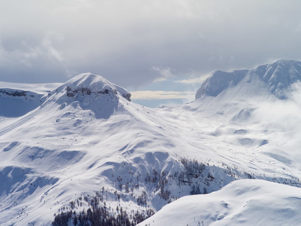 Mierne lavínové nebezpečenstvo v Tatrách pretrváva
