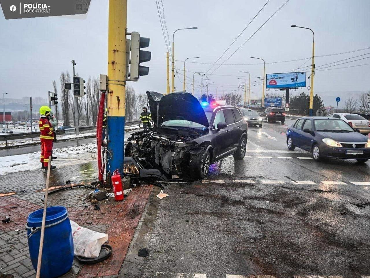 Vodič s pozitívnym testom na drogy narazil do stĺpa v Košiciach