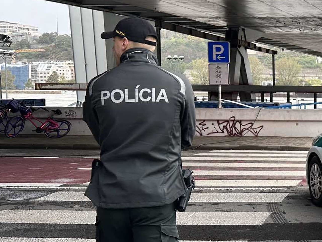 Policajt v Šali obvinený z trestného činu zneužívania právomoci