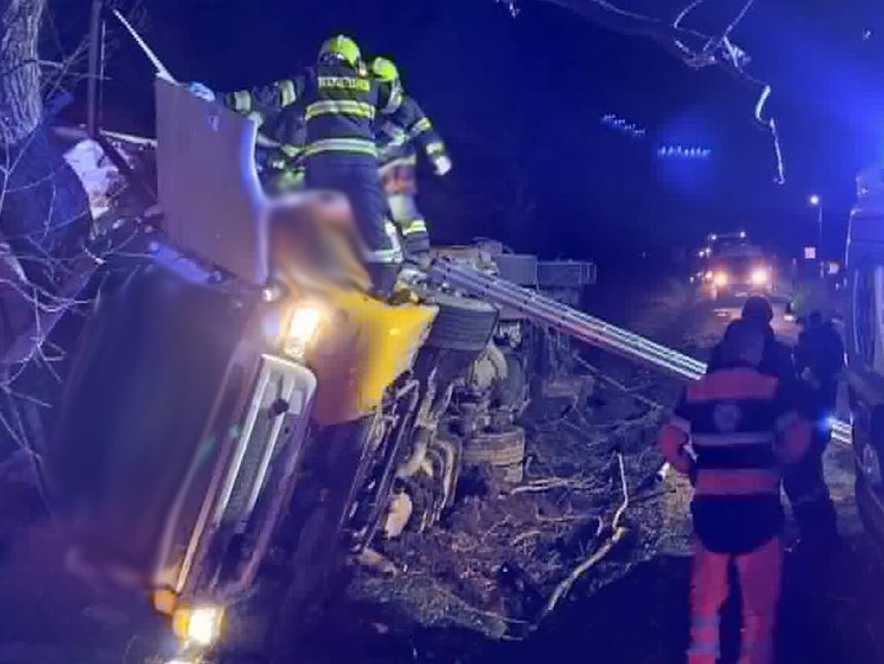 Tragická nehoda na Hornej Nitre: Vodič kamióna zahynul na mieste