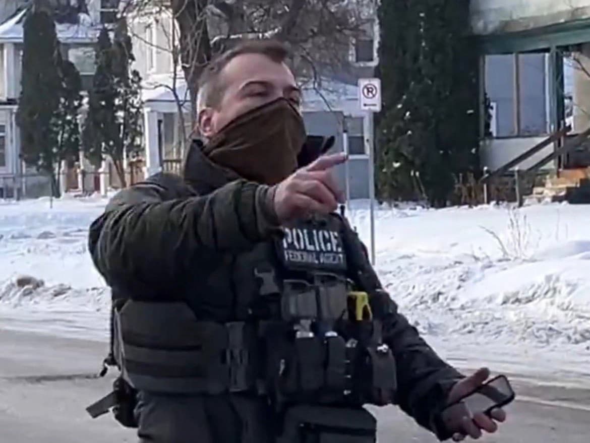 Zastrelenie ženy v Minneapolise vyvolalo protesty a otázky o zasahovaní ICE