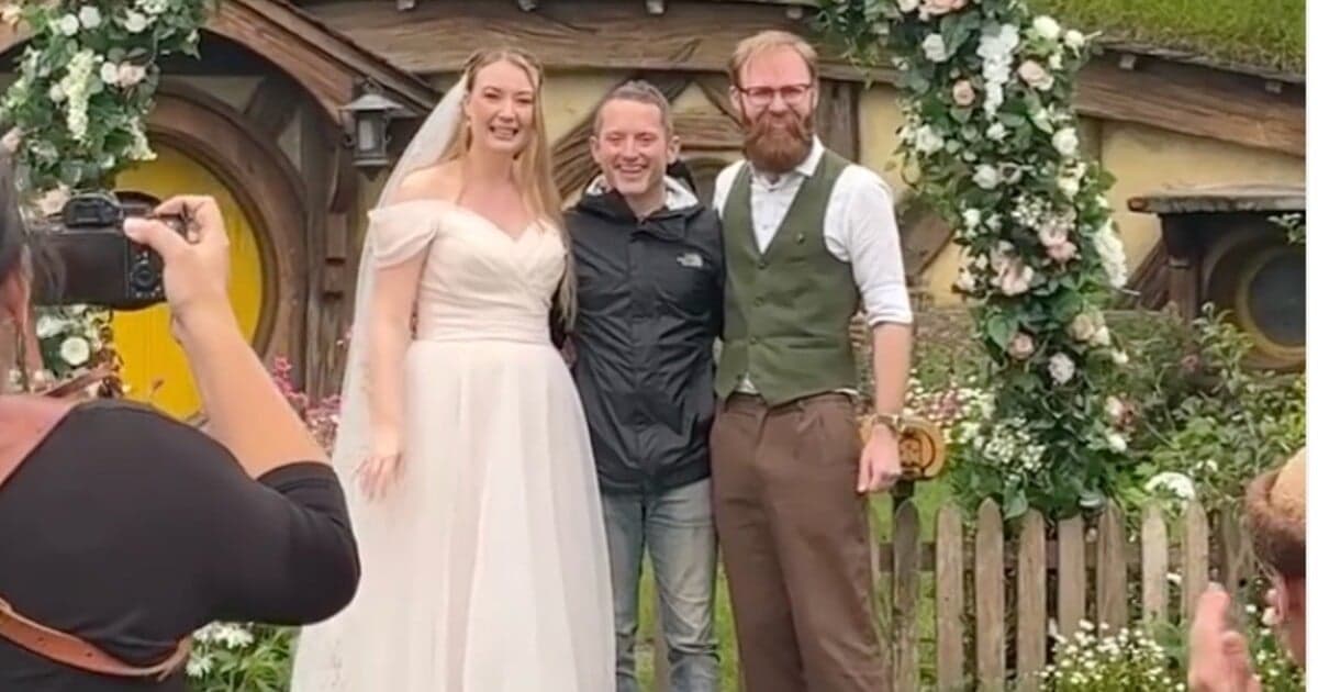 Frodo Baggins prekvapil novomanželov na svadbe v Hobitíne