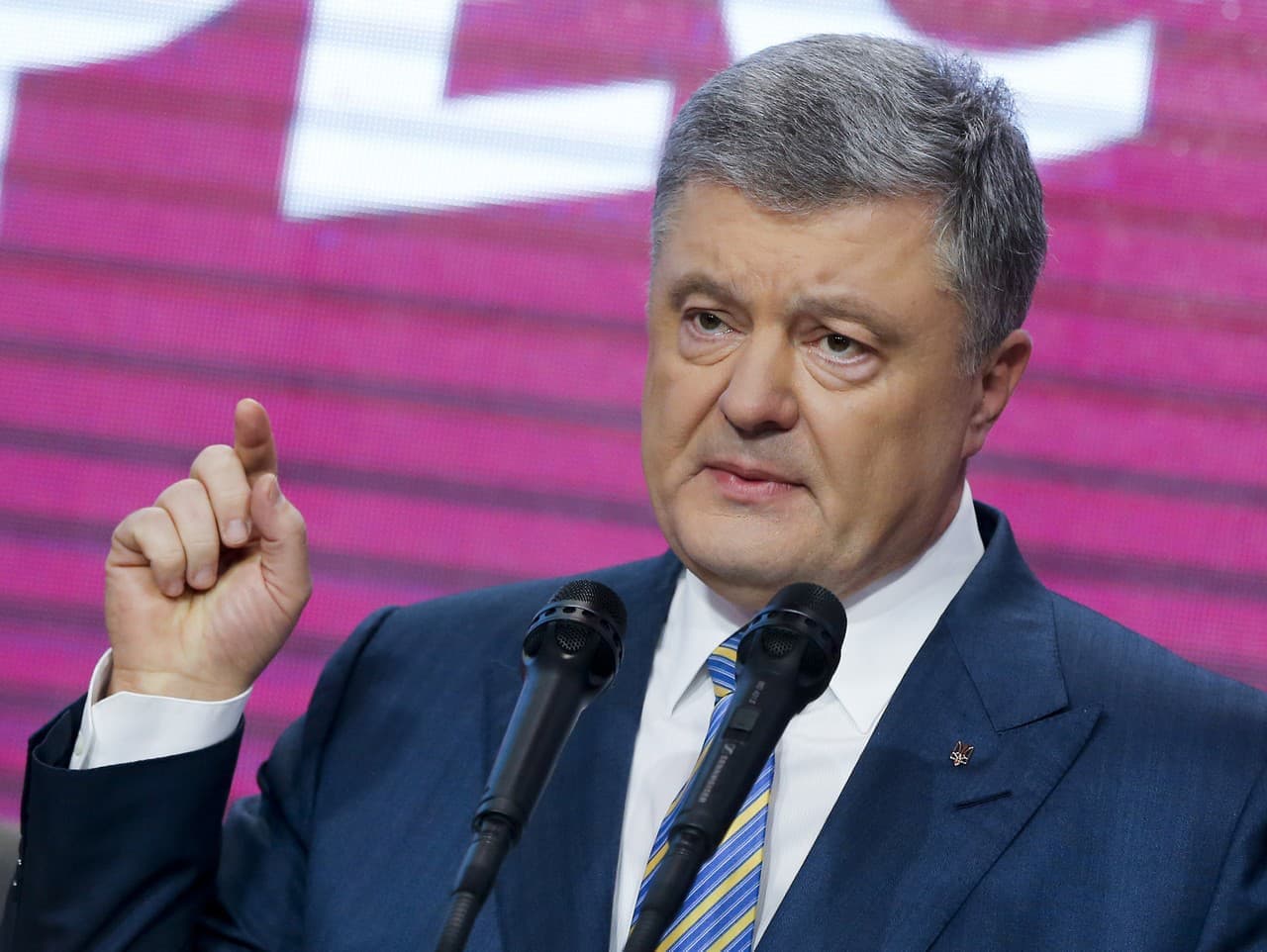 Porošenko vyzýva na okamžité odstúpenie vlády Ukrajiny