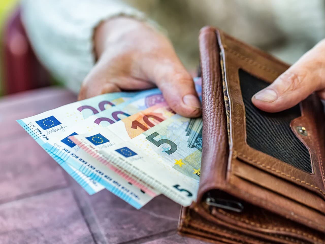 Viac ako polovica Slovákov má problém s trinástym dôchodkom