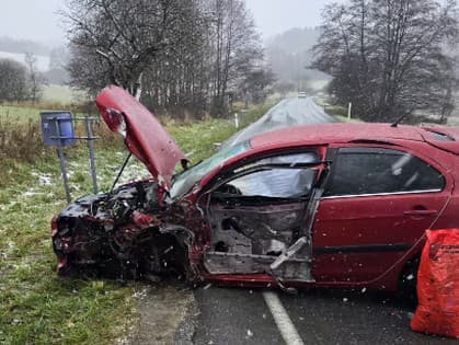 Zrážka kamióna s osobným autom v Rudne si vyžiadala záchranný zásah