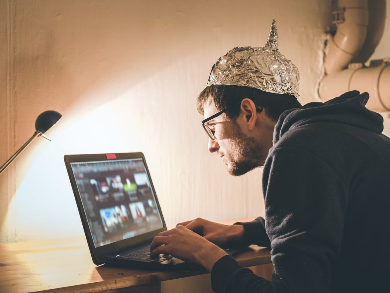 Narcizmus a konšpirácie: Prečo veríme nepravdám?