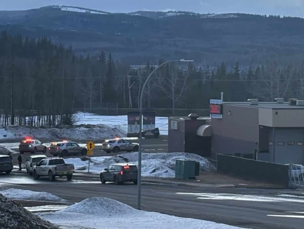 Tumbler Ridge sa spojil v smútení za obetami tragédie na škole