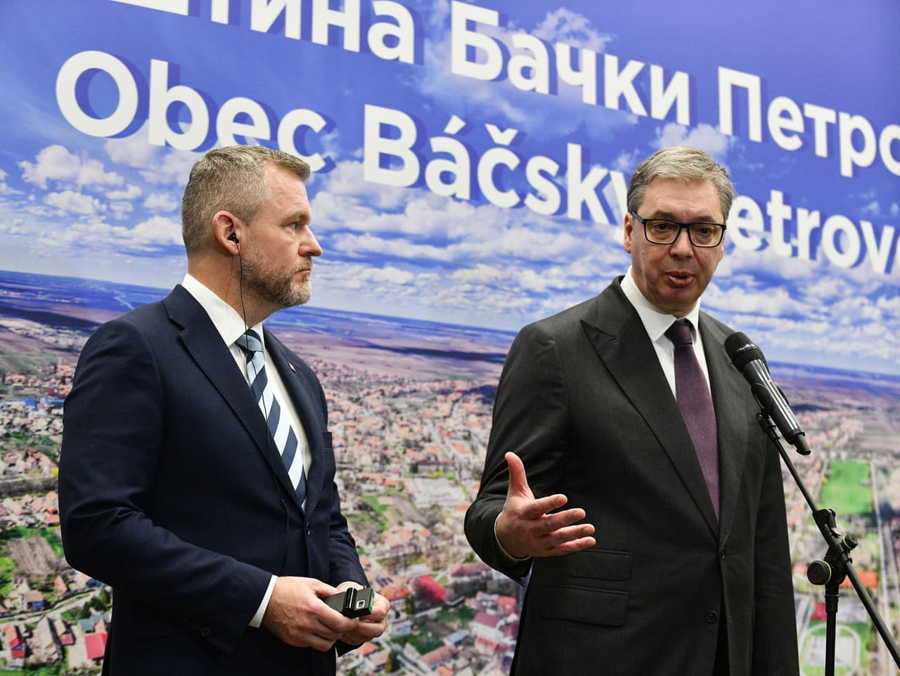 Polícia v Srbsku obkľúčila slovenských demonštrantov počas návštevy Pellegriniho