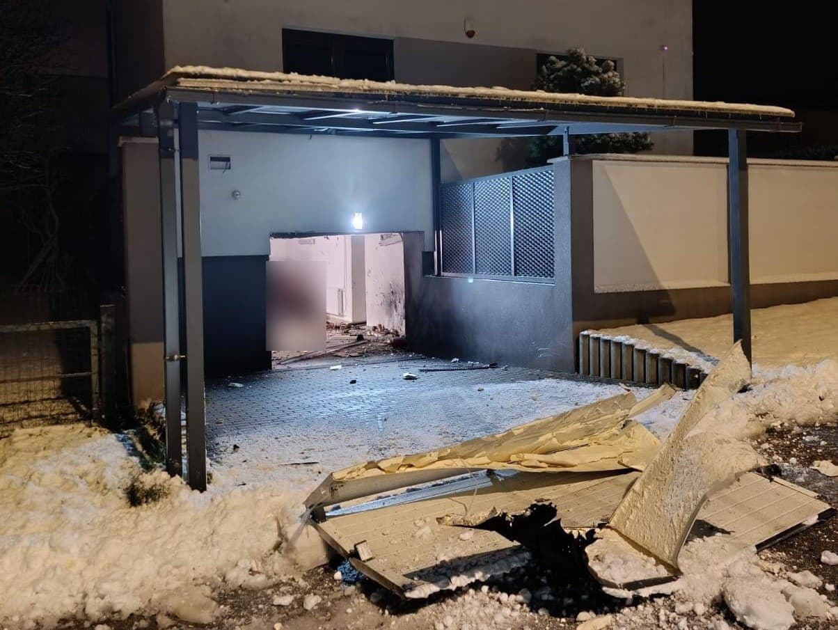 Polícia začala vyšetrovanie výbuchu pred domom v Martine