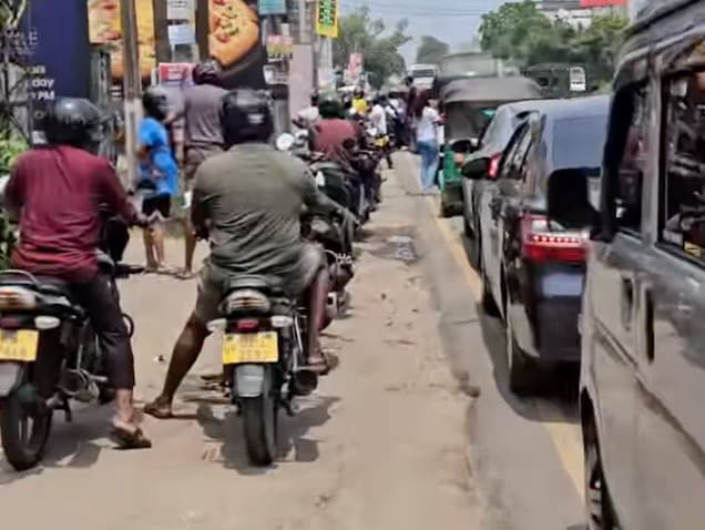 Palivový stres na Srí Lanke: Obyvatelia sa obávajú opakovania krízy