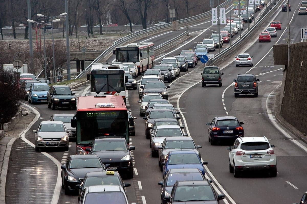 Vláda schválila zmeny v cestnej premávke: Novinky pre autoškoly a kolobežky