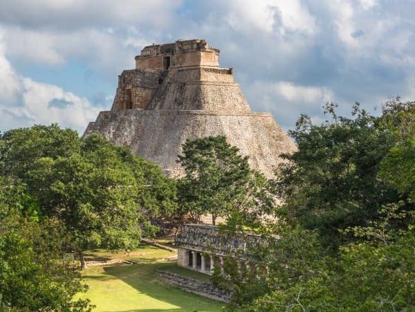 Objav pyramídy v Indonézii: Prepisovanie dejín alebo fikcia?