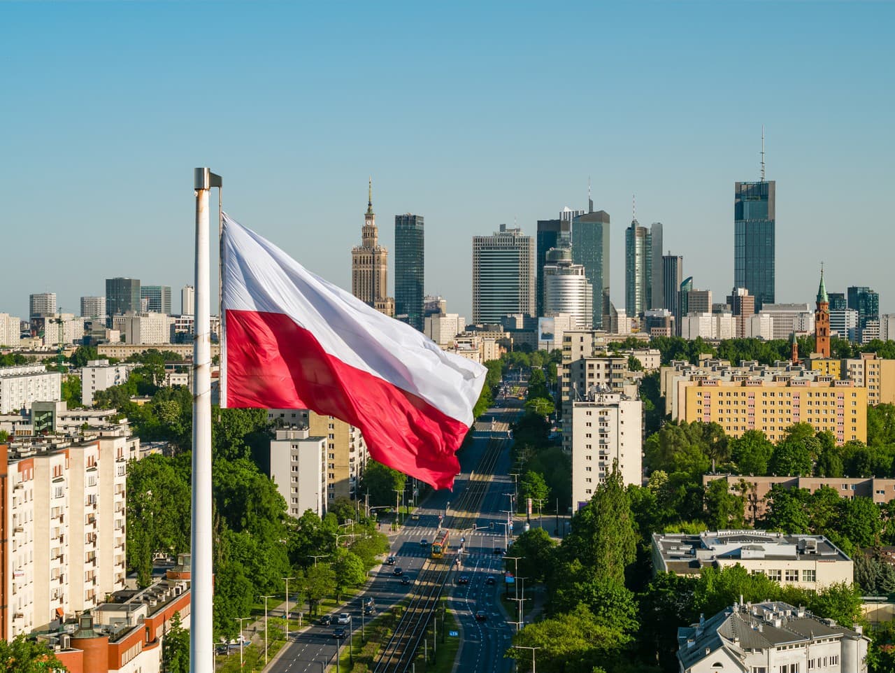 Škandál v Poľsku: Šéf bezpečnostného úradu zamlčal lieky v previerke
