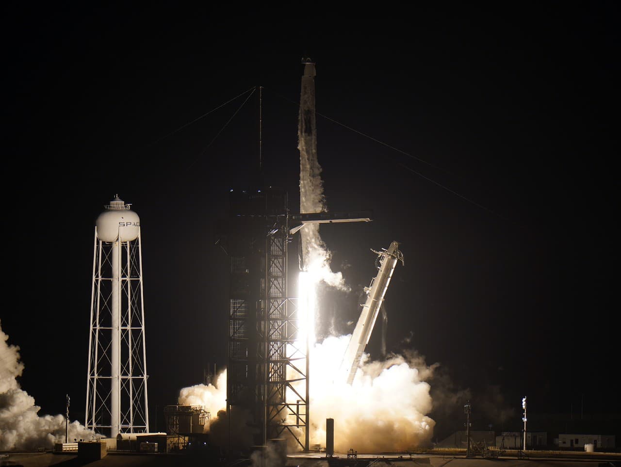 SpaceX plánuje vypustiť milión satelitov pre umelú inteligenciu