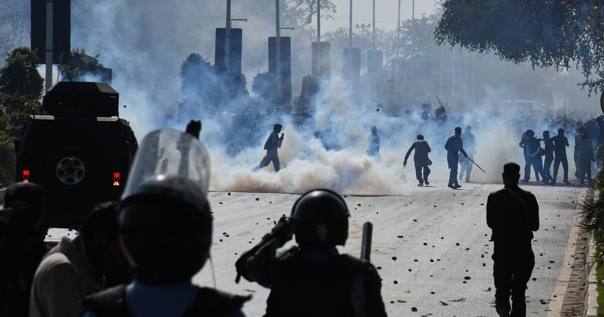 Napätie v Perzskom zálive: Turisti uviaznutí na výletných lodiach