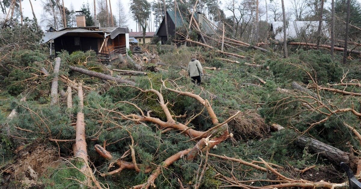 Na východnom Slovensku hrozí orkán, obce bez elektriny