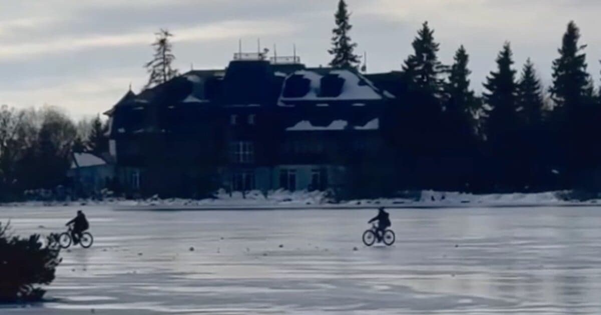 Riskantná zábava: Bicyklovanie po zamrznutom Štrbskom plese
