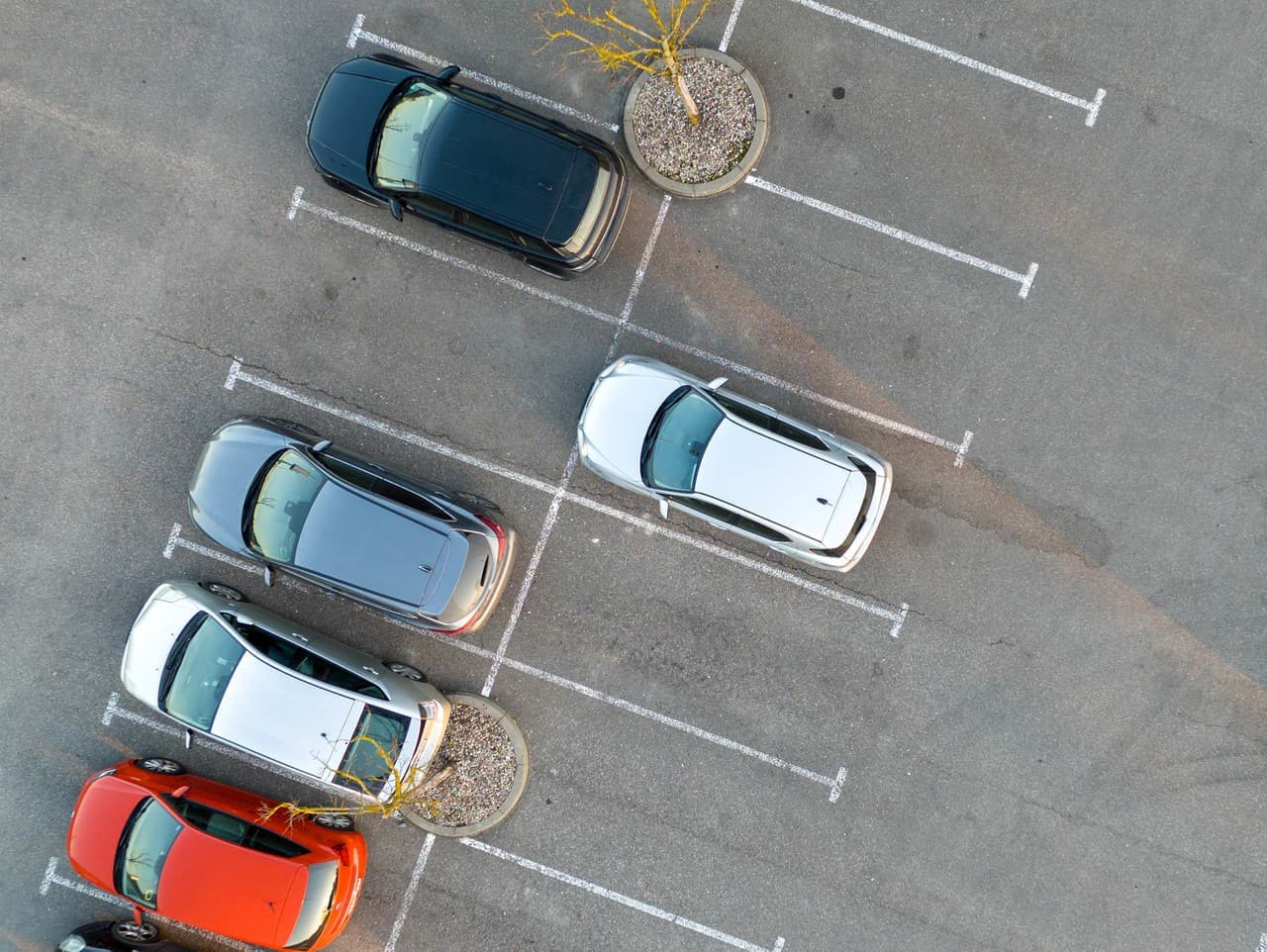 Obyvatelia Mlynarovičovej ulice protestujú proti zmene parkovania