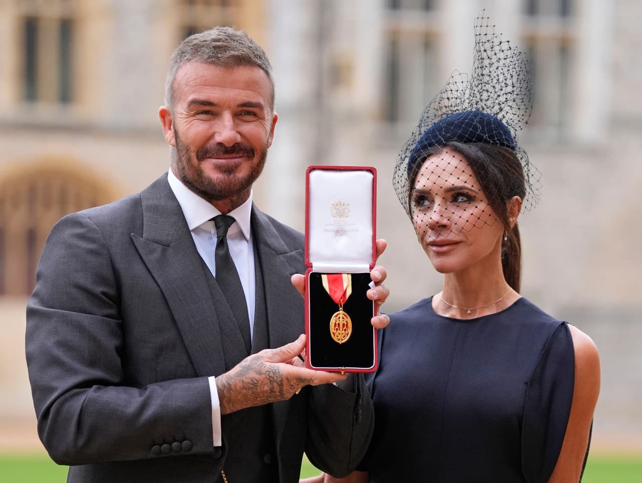 David Beckham sa stal rytierom: Victoria oslavuje jeho úspech