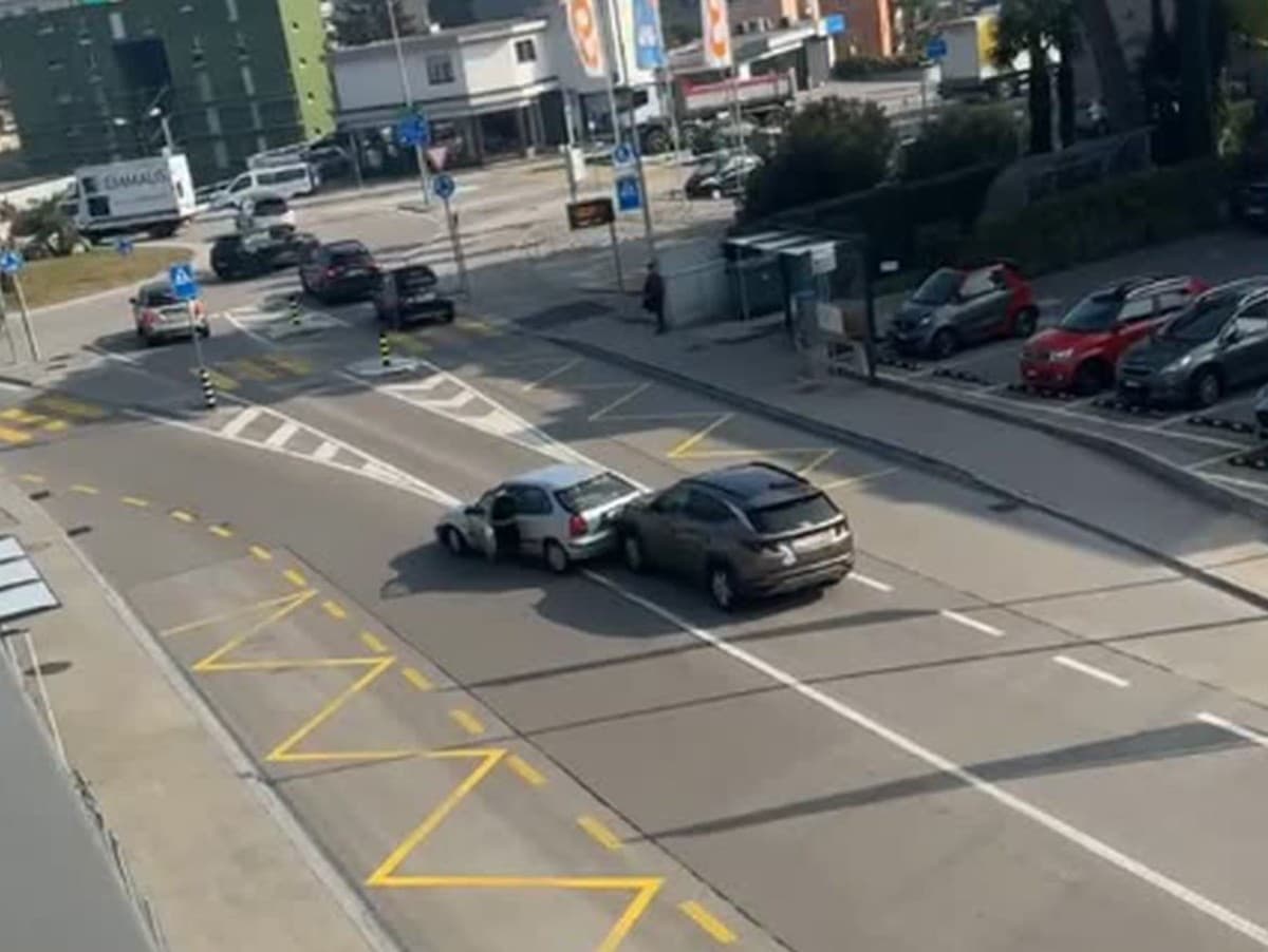 Dopravná nehoda v Švajčiarsku: Auto skončilo prevrátené na parkovisku