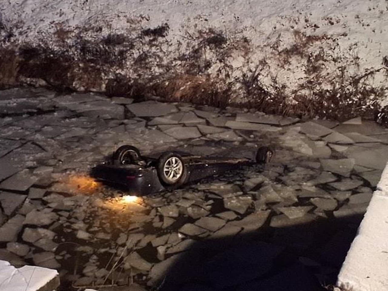 Tragédia na západe Slovenska: Mŕtva osoba v potopenom aute