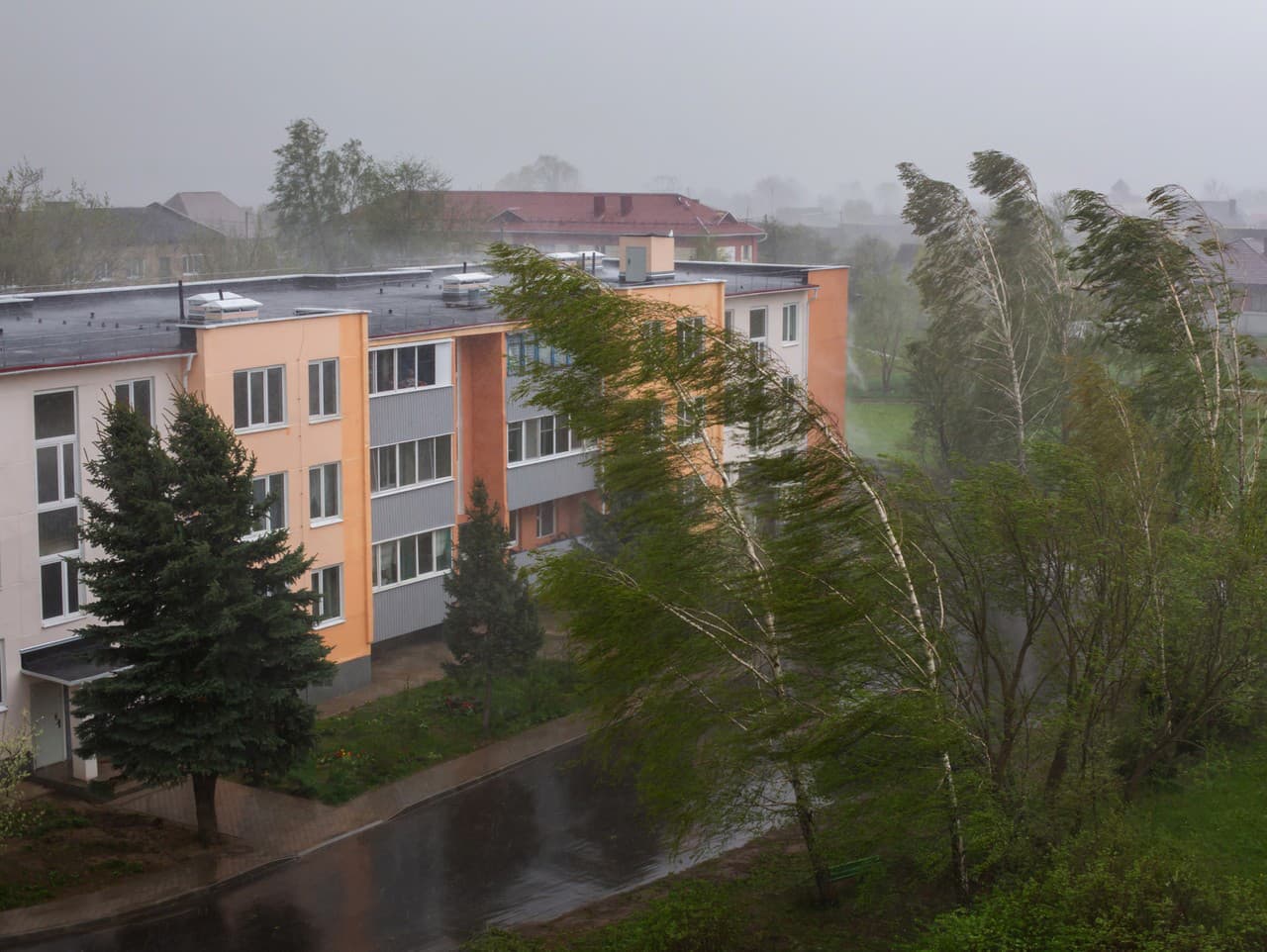 Meteorológovia varujú: V horách stredného Slovenska fúka silný vietor