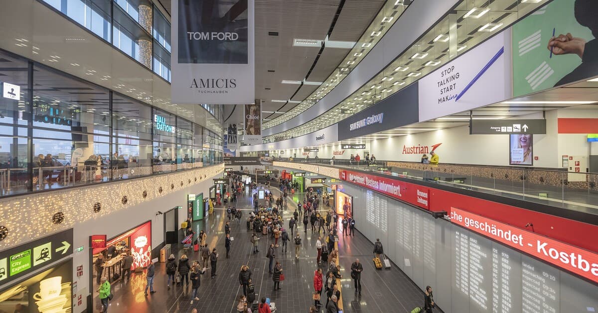Husté sneženie paralyzuje letisko Schwechat, desiatky letov meškajú