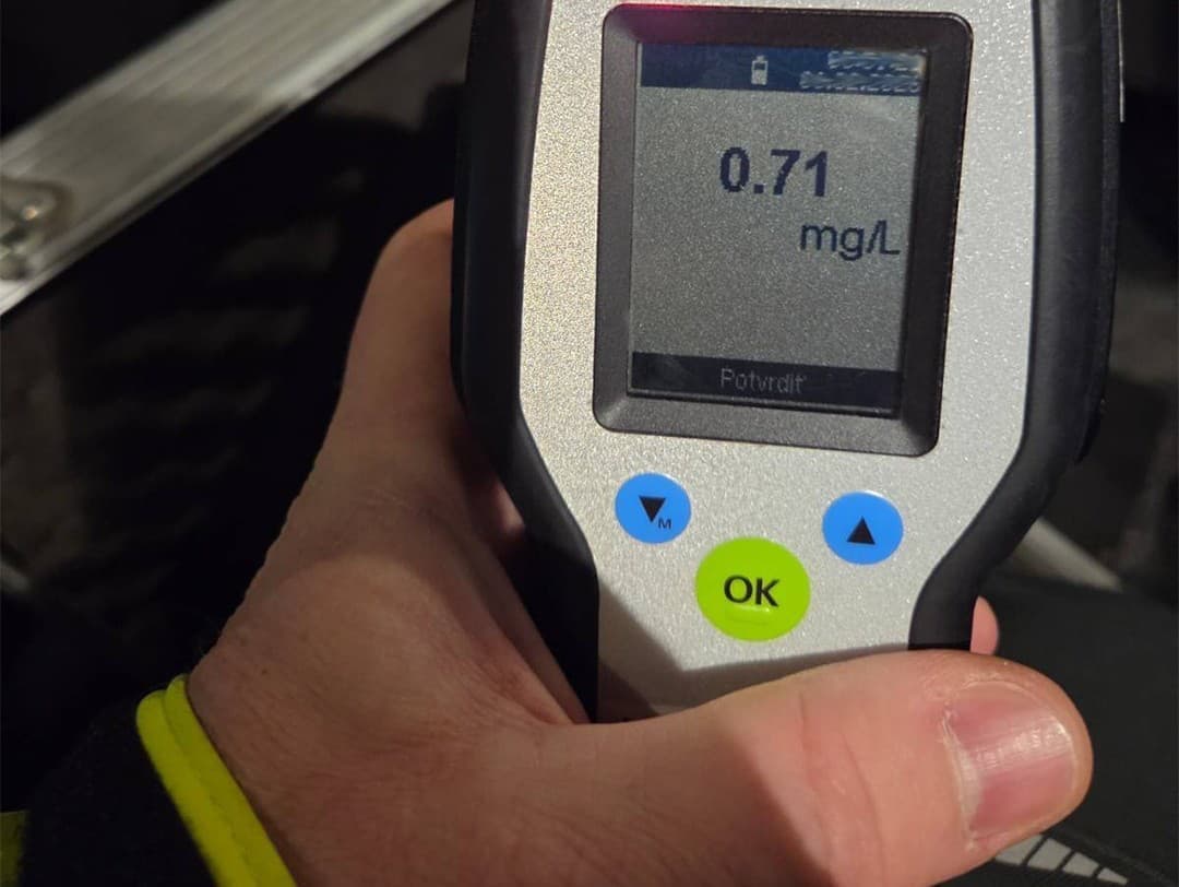 Policajná akcia v Bánovciach: Zatykač a alkohol za volantom