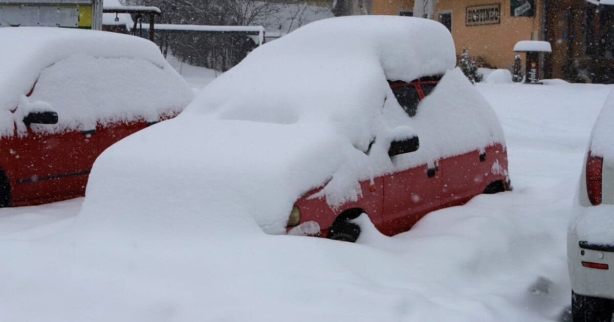 Sneh a meškania vlakov: Situácia na železniciach sa zhoršuje