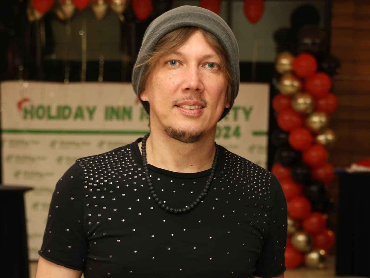 Peter Cmorik zažil trapas na javisku: Holý zadok na pódiu