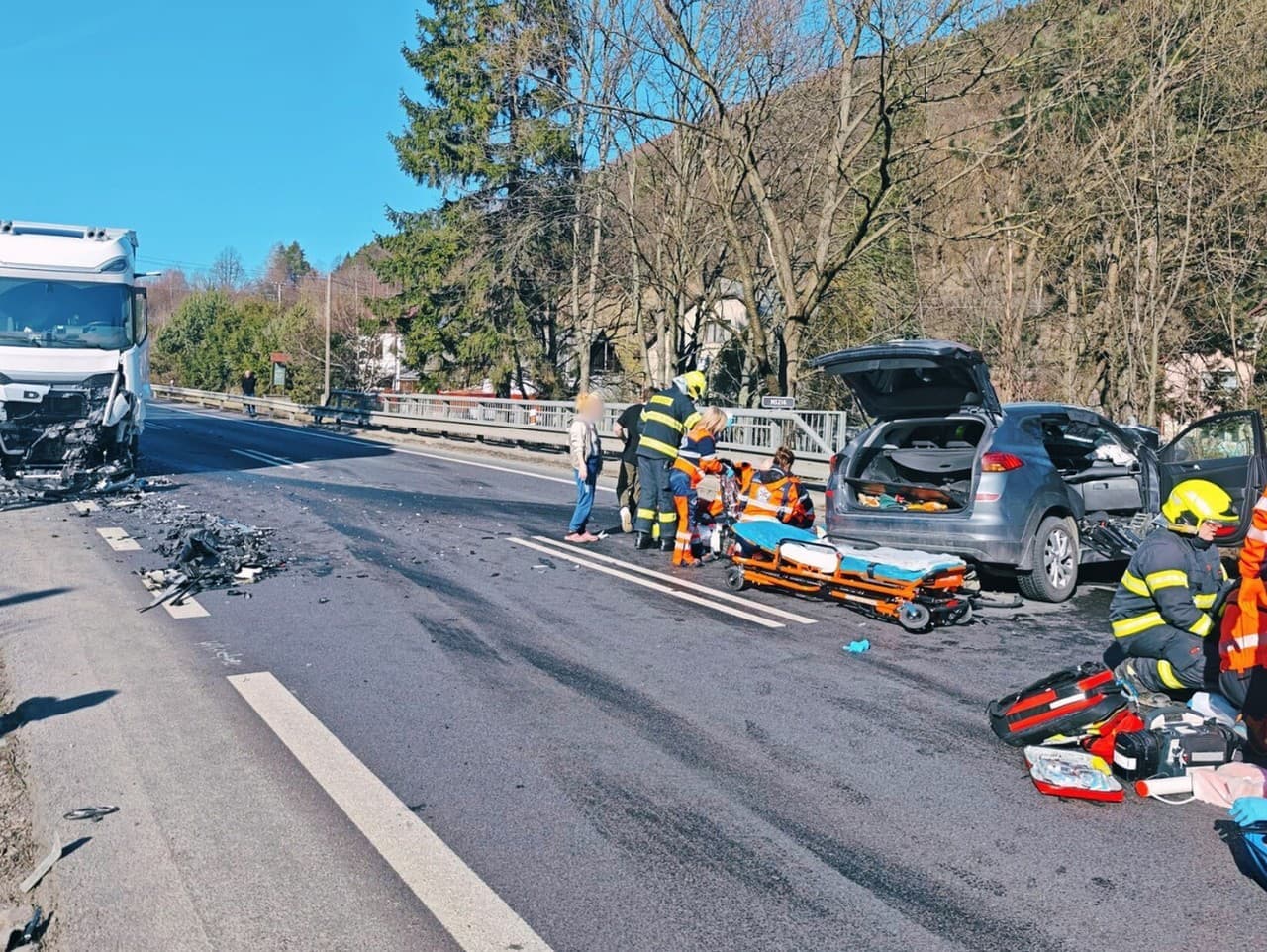 Vážna dopravná nehoda pri Kremnici: Čelné zrážky s nákladným autom