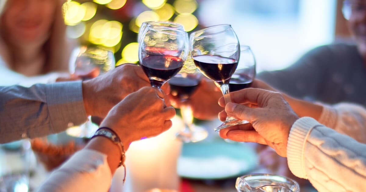 Alkohol počas sviatkov: Vysoké riziko infarktov a hádok