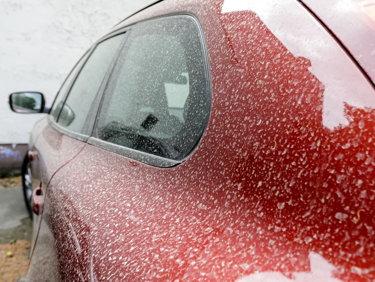 Na Slovensko opäť zavial saharský prach, autá sú špinavé