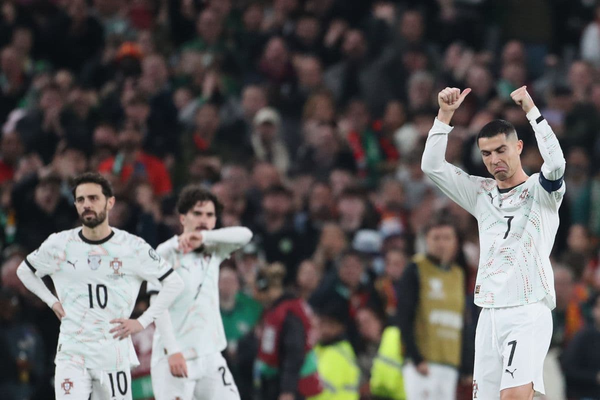 Cristiano Ronaldo v centre pozornosti po červenej karte v Dubline
