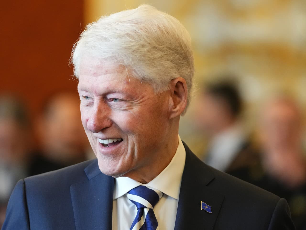 Clintonovci sa postavia pred Kongres v Epsteinovej kauze