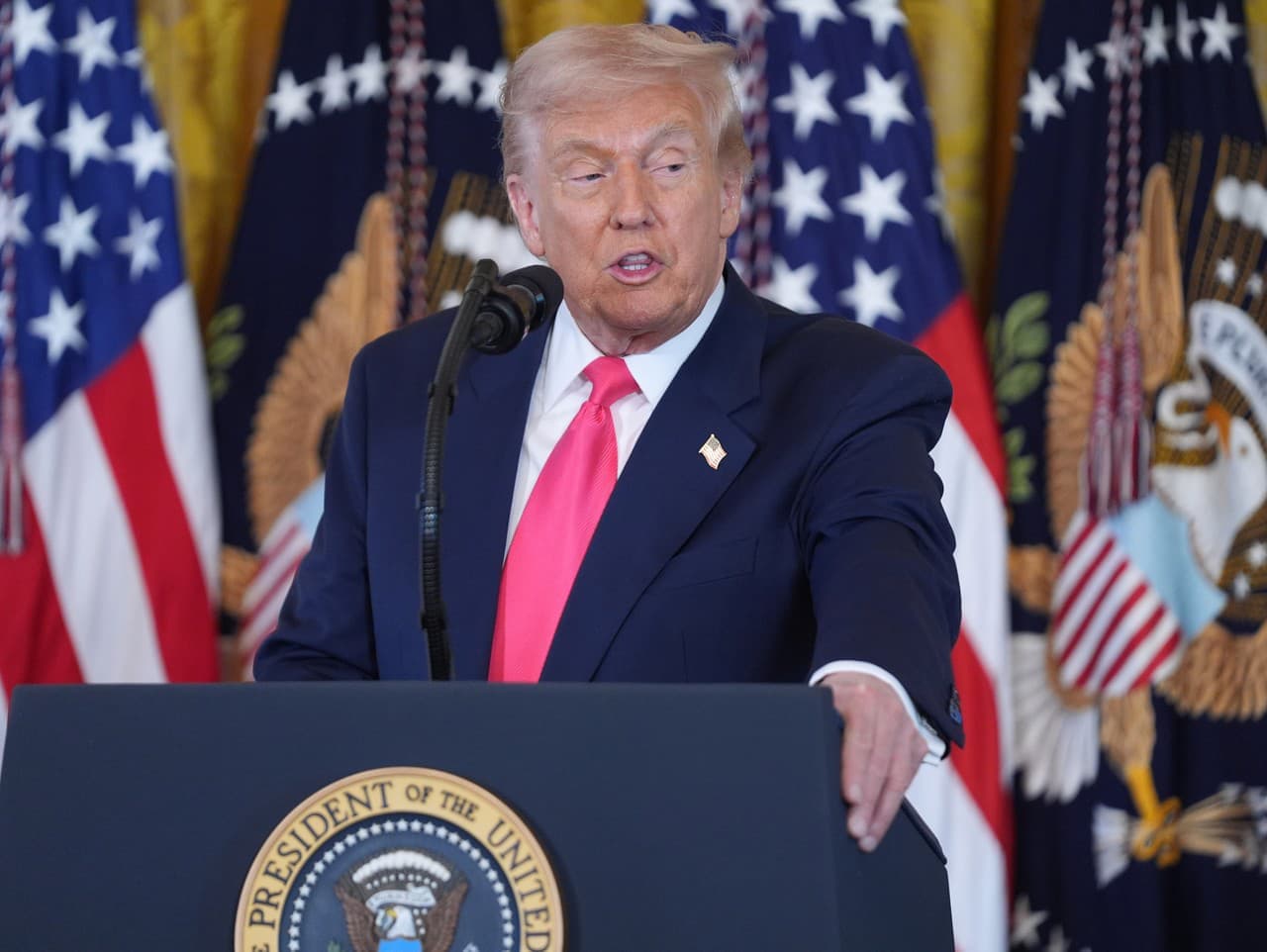 Trump žiada vyšetrovanie väzieb Epsteina a Clintona