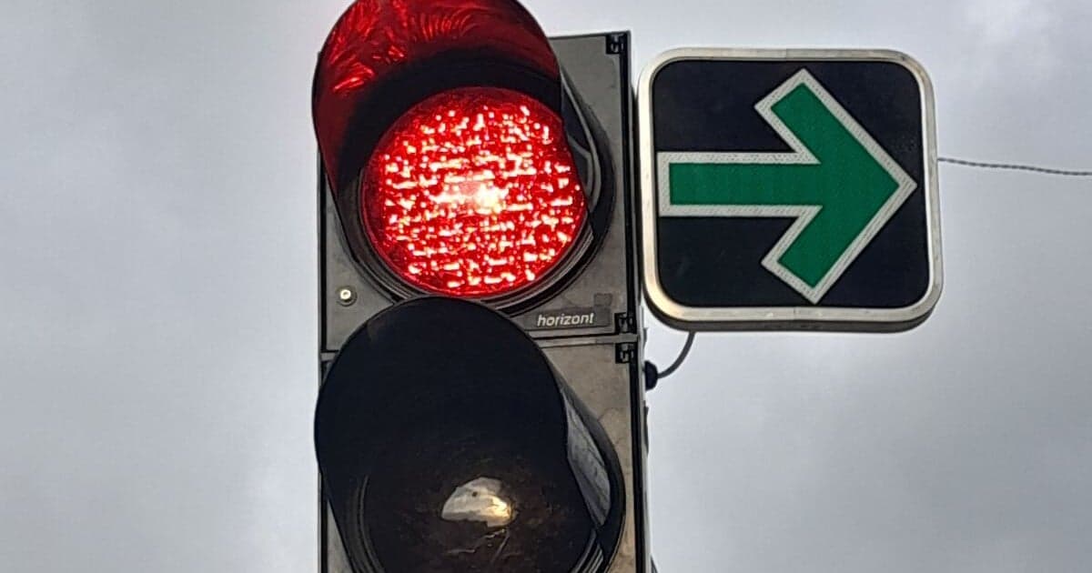 Odbočovanie na červenú: Pozor na nenápadné tabuľky