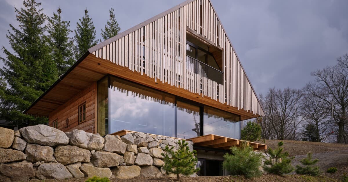 Nová zrubová chalupa spája tradíciu a moderný dizajn v Javorníkoch