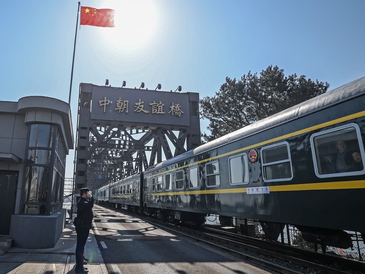 KĽDR otvára brány: Po šiestich rokoch prišiel prvý osobný vlak z Číny